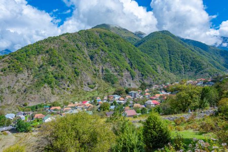 Panoramablick auf das Dorf Ilisu in Aserbaidschan