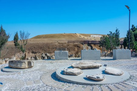 Antiguas ruinas en el dag Yanar llama eterna en Azerbaiyán