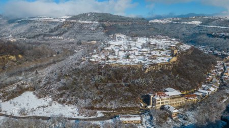 Vue aérienne d'hiver de la forteresse de Trapezitsa à Veliko Tarnovo, Bulgarie