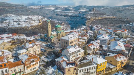 Foto de Vista aérea de invierno de las fortalezas de Tsarevets y Trapezitsa en Veliko Tarnovo, Bulgaria - Imagen libre de derechos