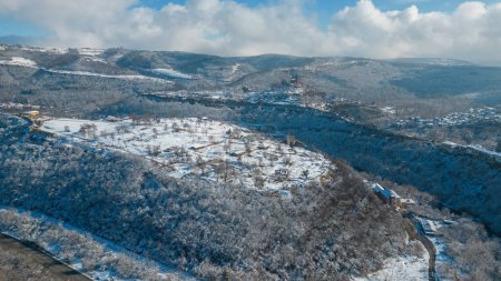 Vue aérienne d'hiver de la forteresse de Trapezitsa à Veliko Tarnovo, Bulgarie