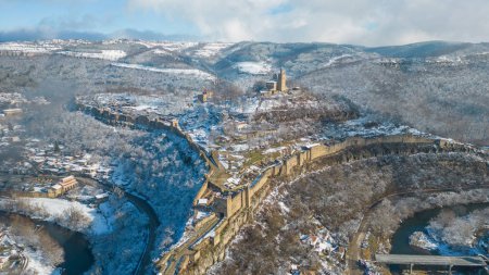 Foto de Vista aérea de invierno de la fortaleza de Tsarevets en Veliko Tarnovo, Bulgaria - Imagen libre de derechos