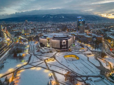 Vista nocturna de invierno del Palacio Nacional de la Cultura en Sofía, Bulgaria