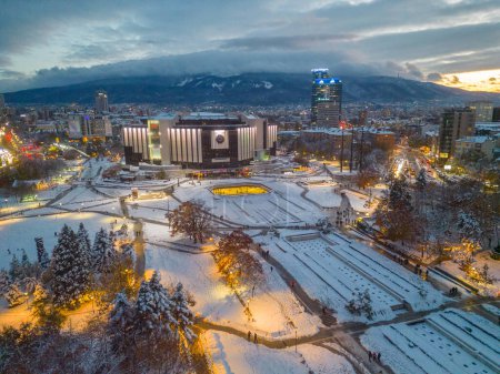 Vista nocturna de invierno del Palacio Nacional de la Cultura en Sofía, Bulgaria