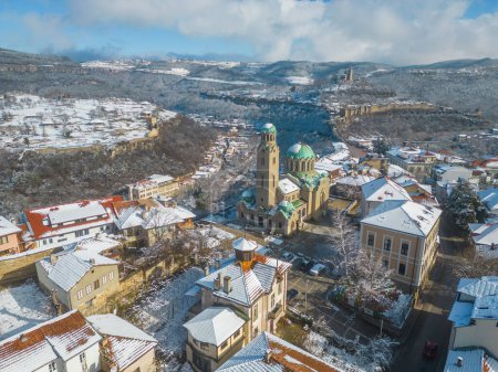 Vue aérienne d'hiver des forteresses de Tsarevets et Trapezitsa à Veliko Tarnovo, Bulgarie