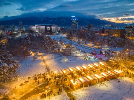 Winternachtansicht des Nationalen Kulturpalastes in Sofia, Bulgarien