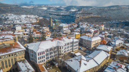 Vue aérienne d'hiver des forteresses de Tsarevets et Trapezitsa à Veliko Tarnovo, Bulgarie