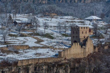 Winter-Luftaufnahme der Trapezitsa-Festung in Veliko Tarnovo, Bulgarien