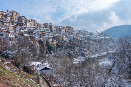 Traditionelle Häuser in der Altstadt von Veliko Tarnovo im Winter, Bulgarien
