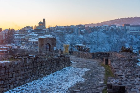 Foto de Vista del atardecer de la fortaleza de Tsarevets en Veliko Tarnovo durante el invierno, Bulgaria - Imagen libre de derechos