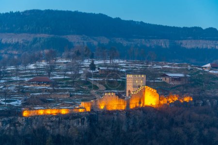 Coucher de soleil vue aérienne de la forteresse de Trapezitsa à Veliko Tarnovo, Bulgarie