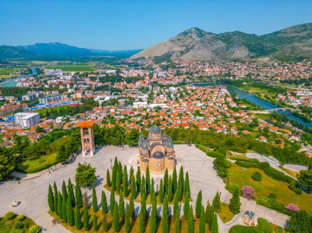 Panoramablick auf die bosnische Stadt Trebinje und den Herzegovacka-Gracanica-Tempel