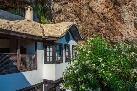 Blagaj Tekke - Monastère soufi historique construit sur les falaises au bord de l'eau en Bosnie-Herzégovine
