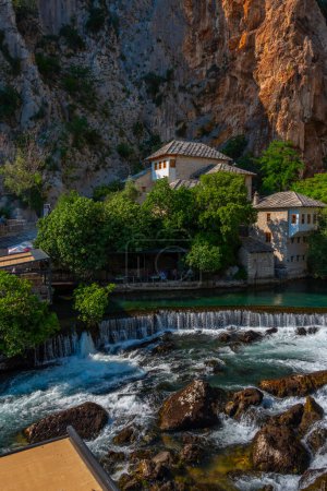 Blagaj Tekke - Monasterio sufí histórico construido en los acantilados junto al agua en Bosnia y Herzegovina