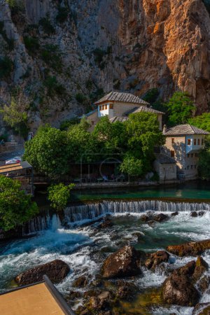 Foto de Blagaj Tekke - Monasterio sufí histórico construido en los acantilados junto al agua en Bosnia y Herzegovina - Imagen libre de derechos