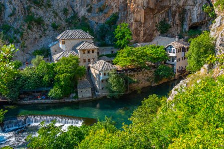 Foto de Blagaj Tekke - Monasterio sufí histórico construido en los acantilados junto al agua en Bosnia y Herzegovina - Imagen libre de derechos