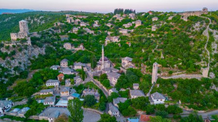 Vista aérea al atardecer de la aldea de Pocitelj en Bosnia y Herzegovina