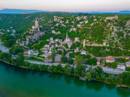 Coucher de soleil vue aérienne du village de Pocitelj en Bosnie-Herzégovine