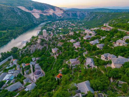 Coucher de soleil vue aérienne du village de Pocitelj en Bosnie-Herzégovine