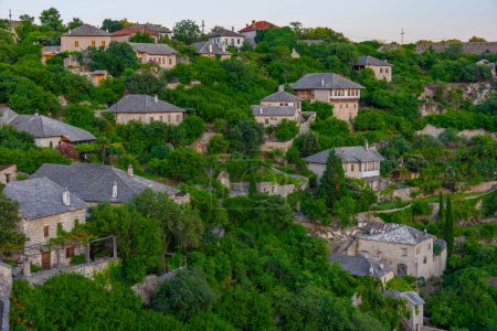 Vista del atardecer de la aldea de Pocitelj en Bosnia y Herzegovina