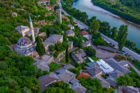 Vista del atardecer de la aldea de Pocitelj en Bosnia y Herzegovina