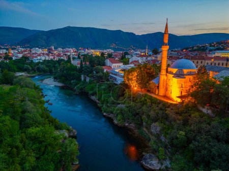 Vista al atardecer de la mezquita Koski Mehmed Pasha en Mostar, Bosnia y Herzegovina