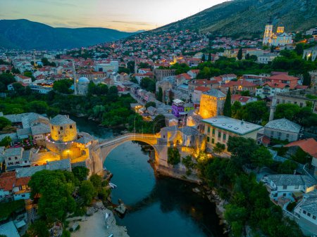 Blick auf die alte Brücke von Mostar in Bosnien und Herzegowina bei Sonnenuntergang