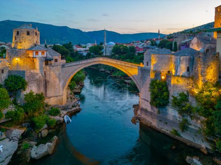 Vista al atardecer del antiguo puente Mostar en Bosnia y Herzegovina