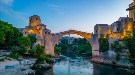 Coucher de soleil sur l'ancien pont Mostar en Bosnie-Herzégovine