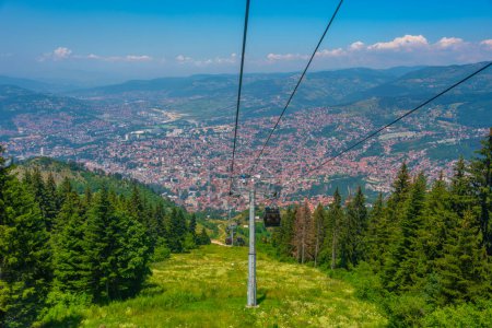 Gondole Trebevic soulevant de la vieille ville de Sarajevo, Bosnie-Herzégovine