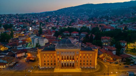 Foto de Vista del amanecer del ayuntamiento de Sarajevo en Bosnia y Herzegovina - Imagen libre de derechos