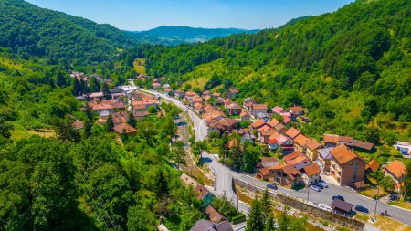 Vue aérienne du village de Kraljeva Sutjeska en Bosnie-Herzégovine