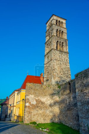 Iglesia de Santa María con la torre de San Lucas en la ciudad bosnia de Jajce