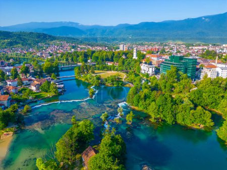 Téléchargez les photos : Panorama des rapides sur la rivière una dans la ville bosniaque de Bihac - en image libre de droit