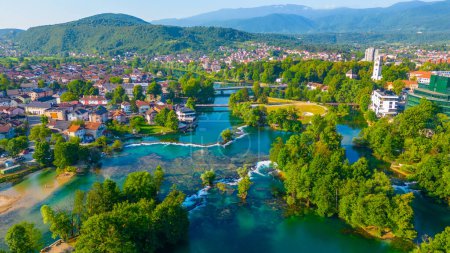 Stromschnellen am Fluss una in der bosnischen Stadt Bihac