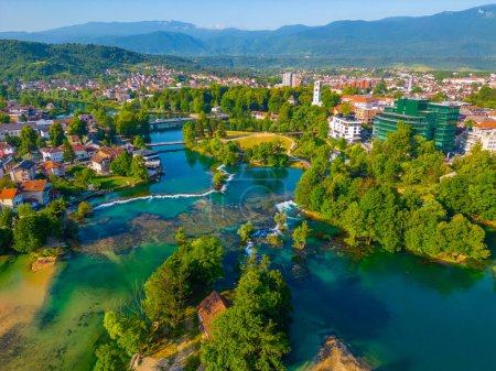 Téléchargez les photos : Panorama des rapides sur la rivière una dans la ville bosniaque de Bihac - en image libre de droit