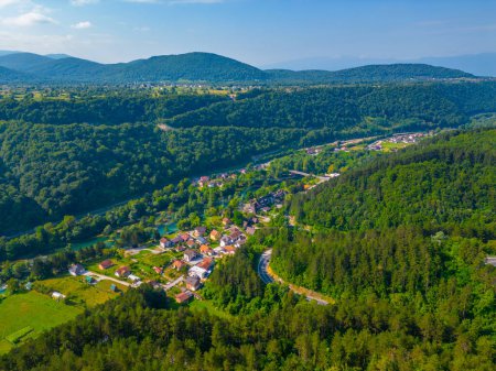 Téléchargez les photos : Vue panoramique du village d'Ostrozac na Uni en Bosnie-Herzégovine - en image libre de droit