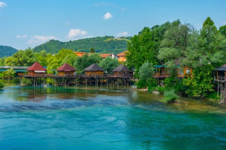 Téléchargez les photos : Riverisde de Una à Bosanska Krupa en Bosnie-Herzégovine - en image libre de droit