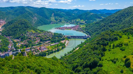 Foto de Vista aérea de la central hidroeléctrica de Zvornik entre Bosnia y Serbia - Imagen libre de derechos