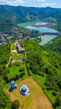 Panorama de la forteresse de Zvornik et de la ville bosniaque de Zvornik
