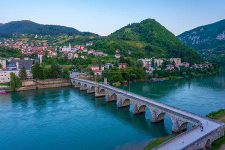 Vista del amanecer del puente Mehmed Pasa Sokolovic en Visegrad, Bosnia y Herzegovina