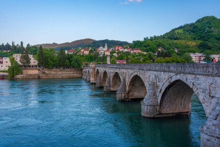 Foto de Vista del amanecer del puente Mehmed Pasa Sokolovic en Visegrad, Bosnia y Herzegovina - Imagen libre de derechos