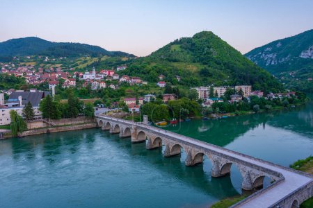 Vista del amanecer del puente Mehmed Pasa Sokolovic en Visegrad, Bosnia y Herzegovina