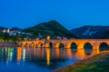 Nachtaufnahme der Mehmed Pasa Sokolovic Brücke in Visegrad, Bosnien und Herzegowina