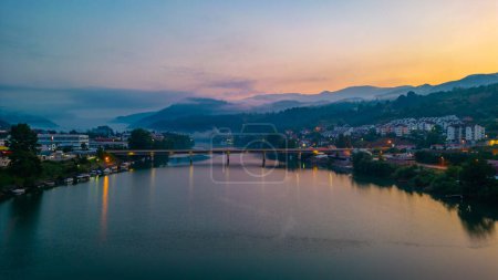 Vista panorámica del amanecer de la ciudad bosnia Visegrad