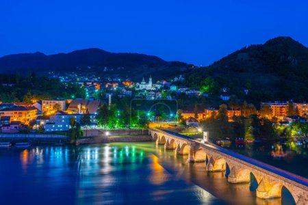 Vista nocturna del puente Mehmed Pasa Sokolovic en Visegrad, Bosnia y Herzegovina