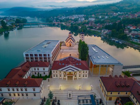 Vue de nuit d'Andricgrad en Bosnie-Herzégovine