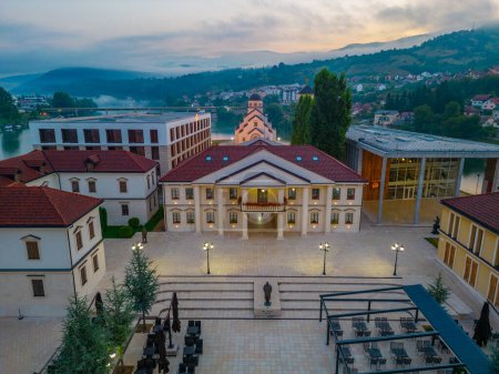 Vue de nuit d'Andricgrad en Bosnie-Herzégovine