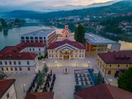 Vista nocturna de Andricgrad en Bosnia y Herzegovina