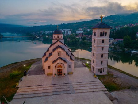 Nachtansicht von Andricgrad in Bosnien und Herzegowina